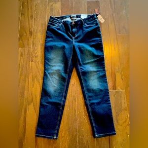 NWT, Catherines Jeggings, dark wash with fading details in legs. Size 0X 12-14)